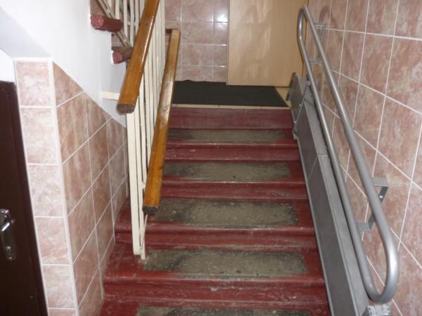 Внутренняя лестница ведущая в коридор 1 этаж (вид снизу)